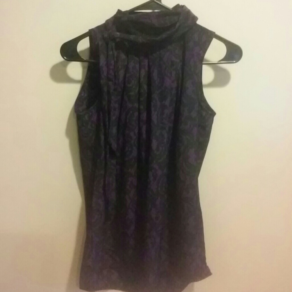 Loose fit blouse with high collar and tie